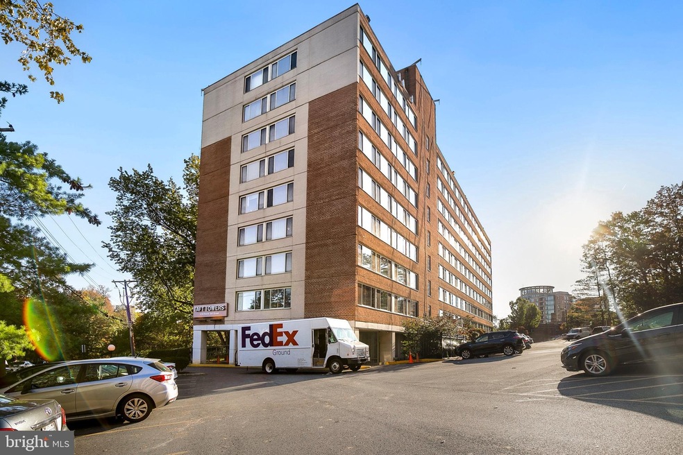 Taft Towers unit 203, Arlington, VA 22201 - photo 1