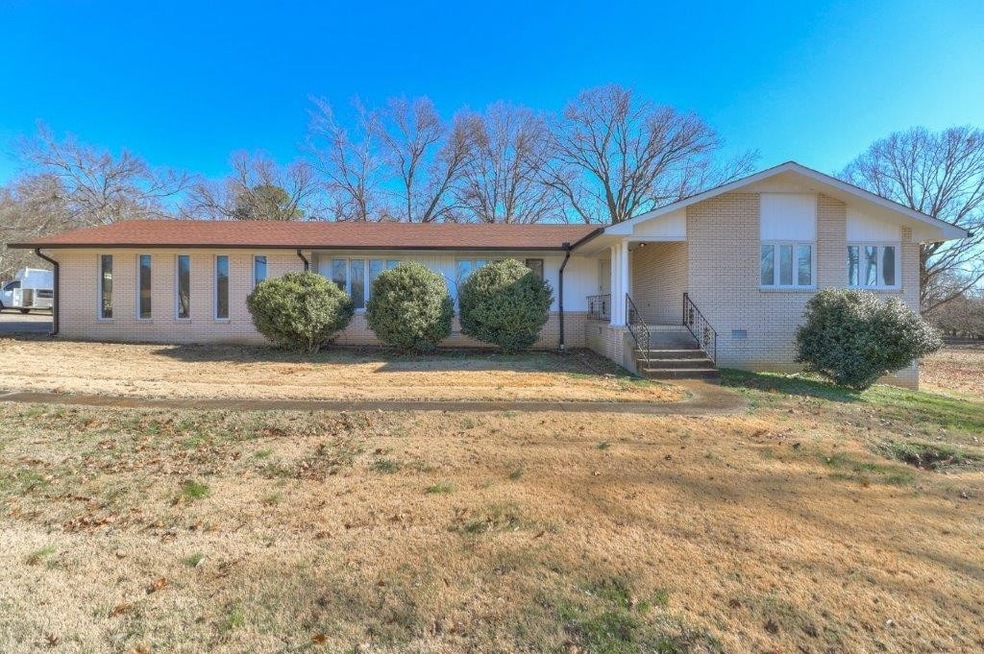 212 Ledgeview Dr, Shelbyville, TN 37160 - photo 1