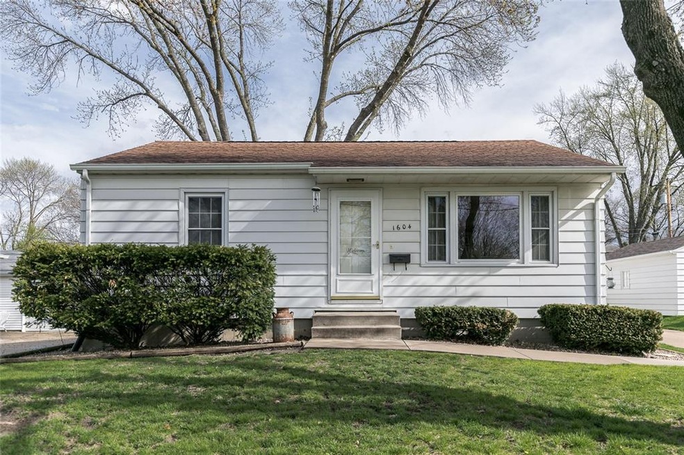 1604 10th Ave SW, Cedar Rapids, IA 52404 - photo 1