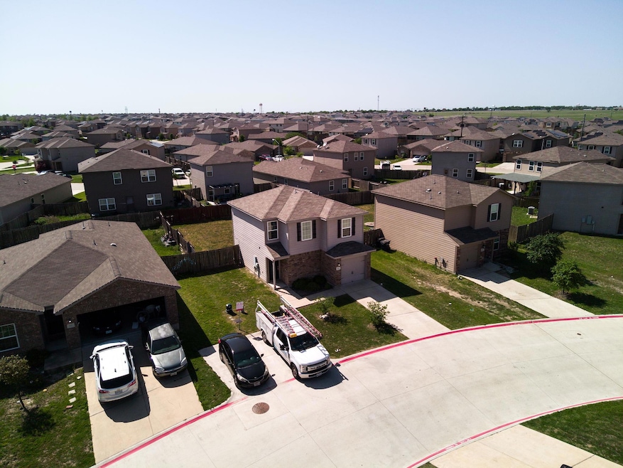 Birds eye view of property featuring a residentia