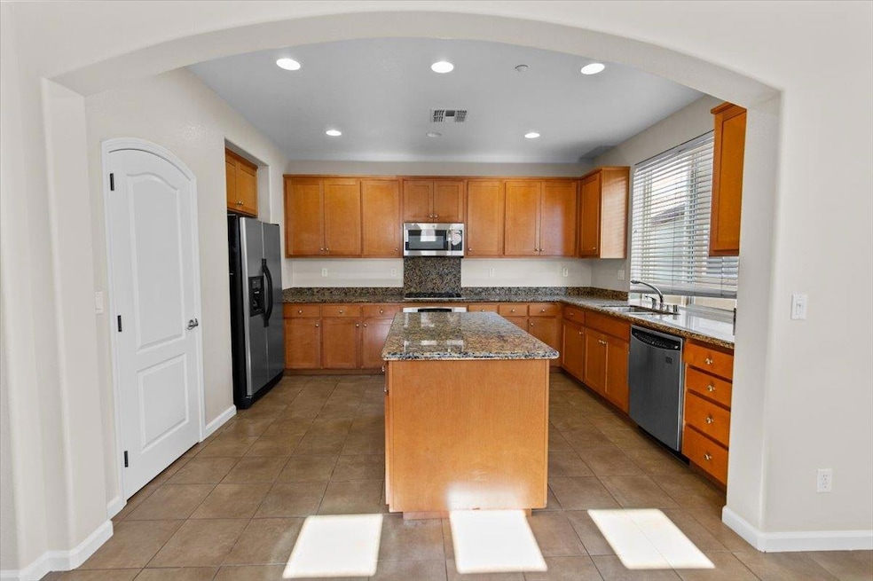 1067 Sallie Ln, Tracy, CA 95376 - photo 1