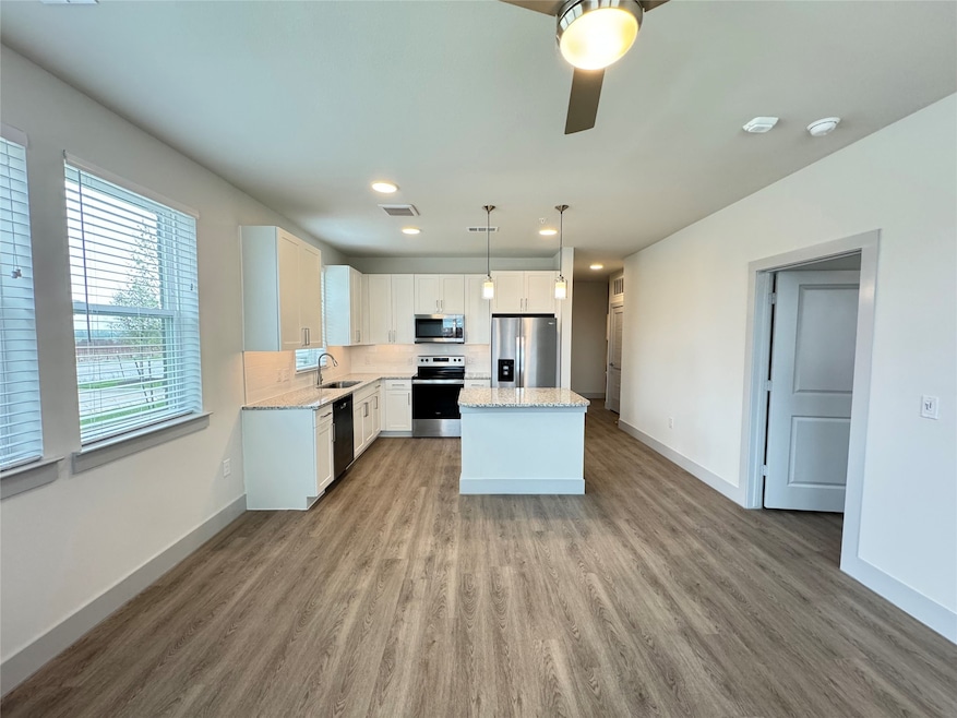 SHOW UNIT, LAYOUT MAY BE DIFFERENT