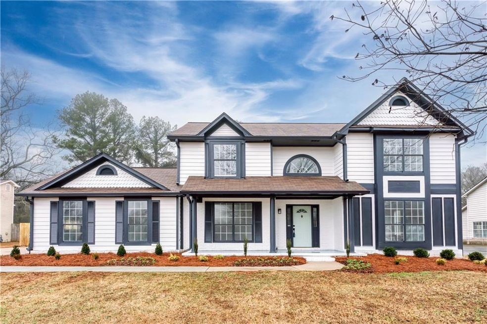 View of front of property featuring a front lawn