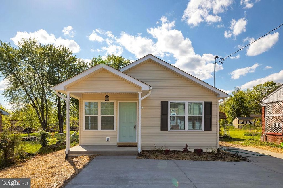 227 Stonewall St, Strasburg, VA 22657 - photo 1