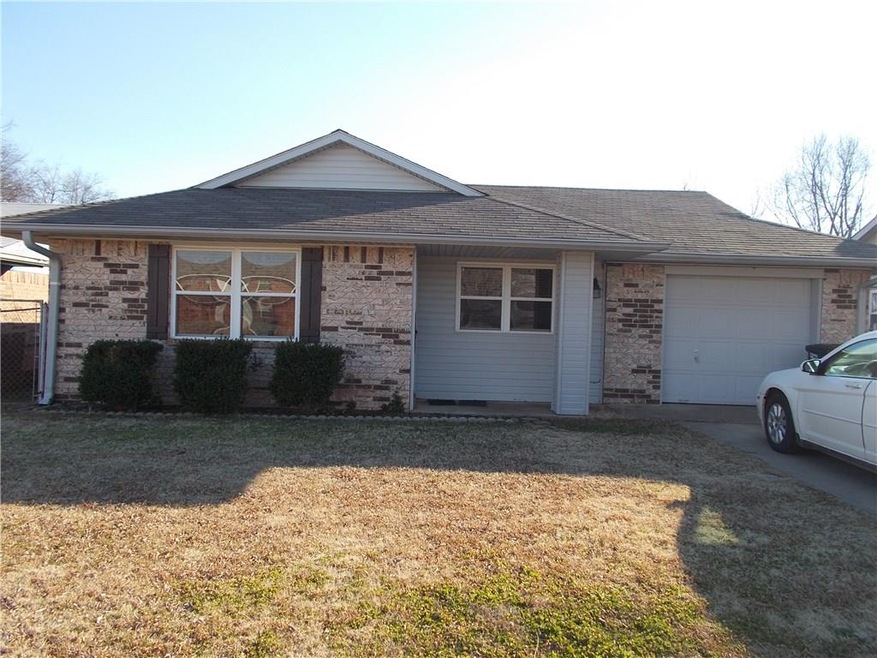 1725 W Wiley St, Shawnee, OK 74804 - photo 1