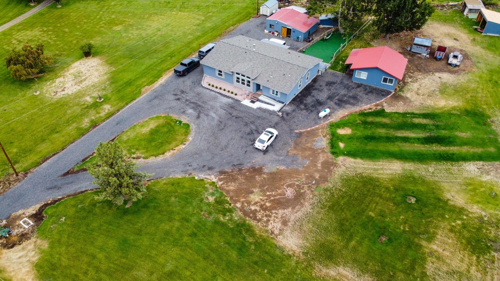 3110 NE Walnut Ave, Redmond, OR 97756 - photo 1