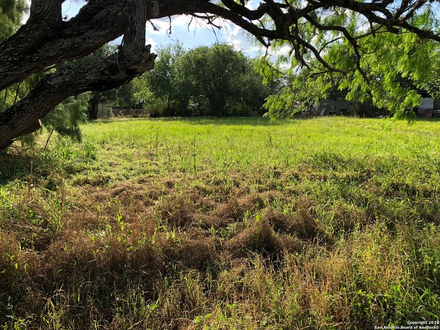 1100 N Morris St, Beeville, TX 78102 - photo 1