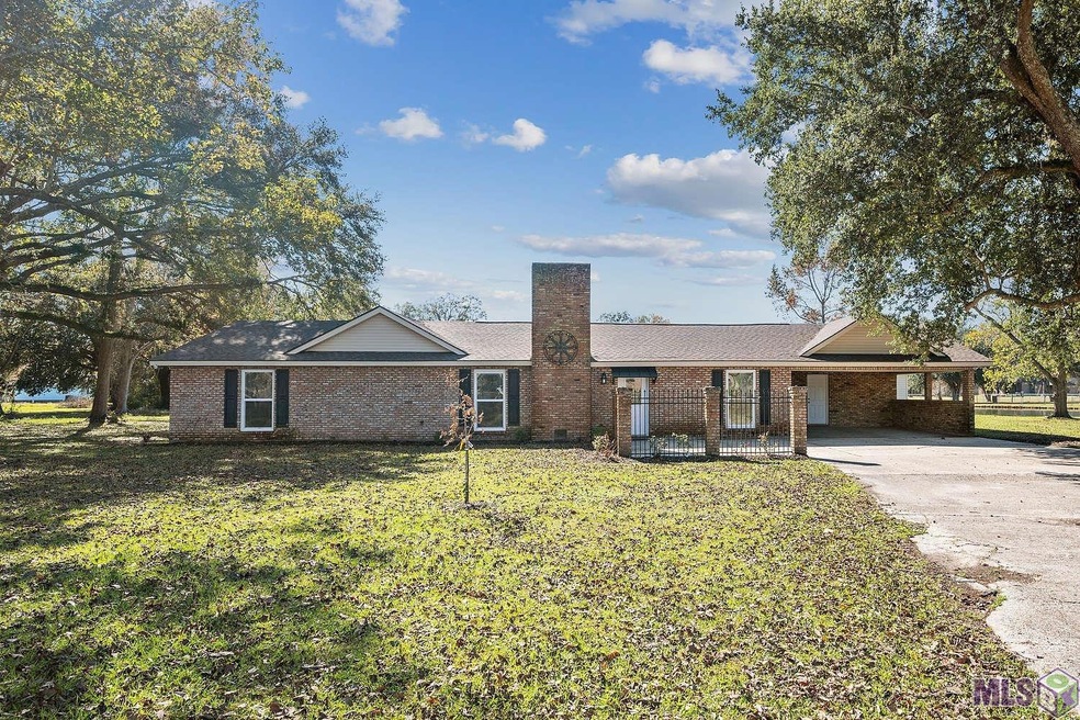 Large front yard with lots of parking and half cir