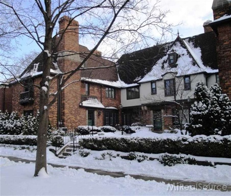 48 Cranford Ln, Grosse Pointe, MI 48230 - photo 1