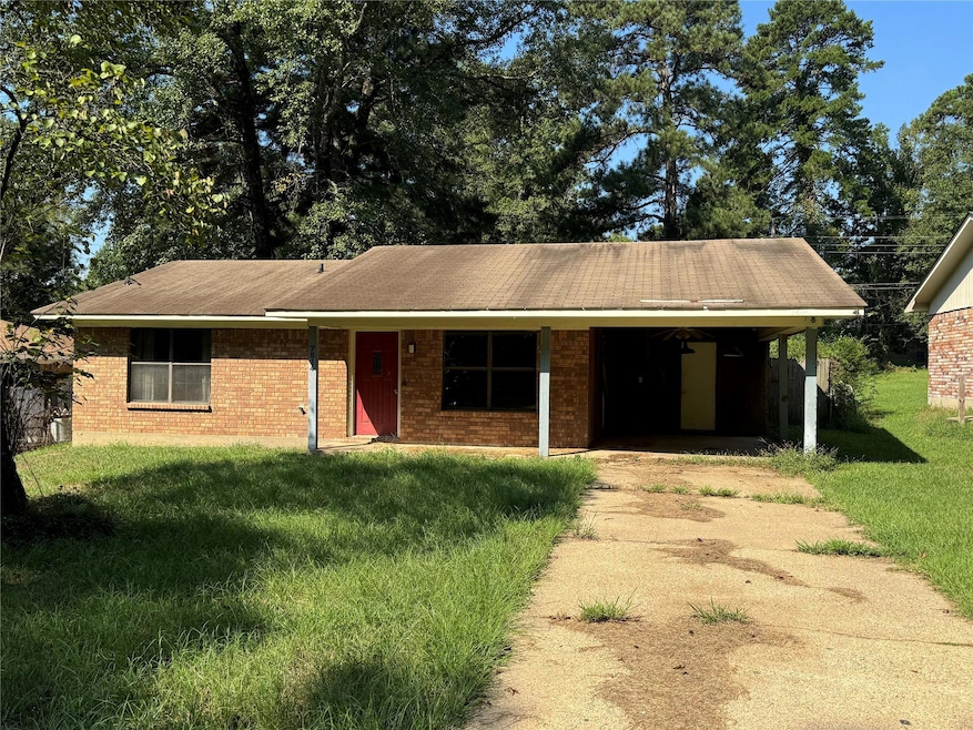 Ranch-style house featuring a front yard