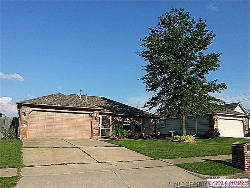 4 bedroom home with split bedroom plan, large fenc