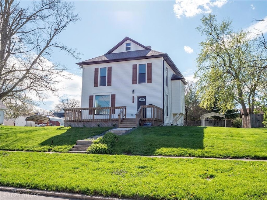 323 W 2nd St S, Newton, IA 50208 - photo 1