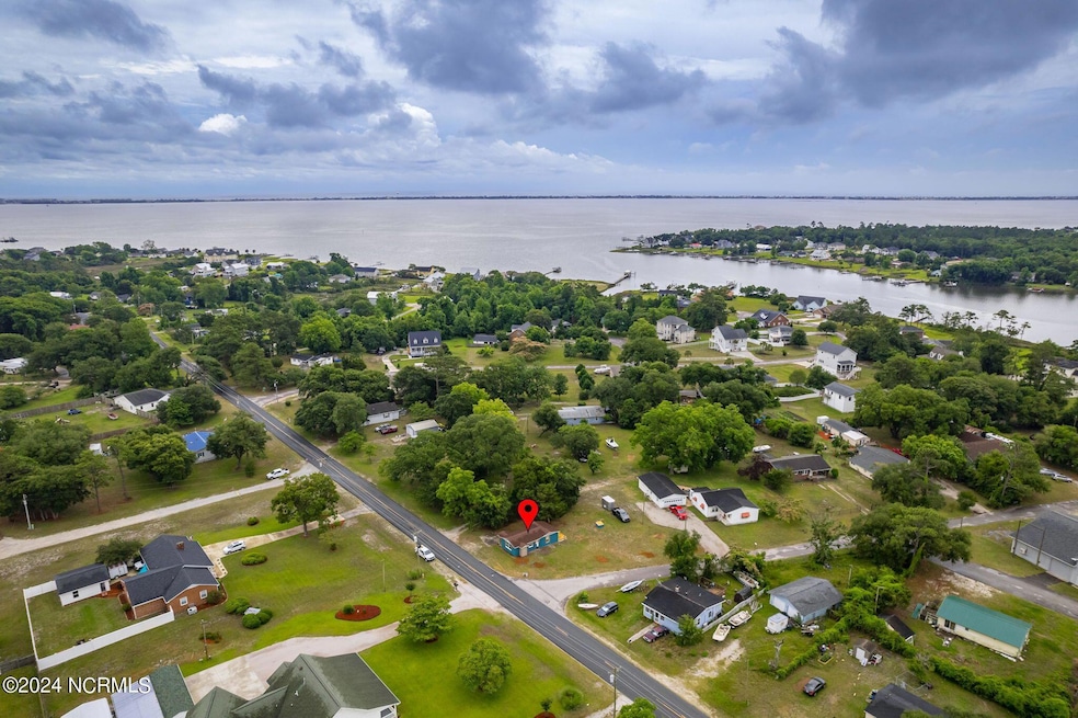 Newport cottage in waterfront community