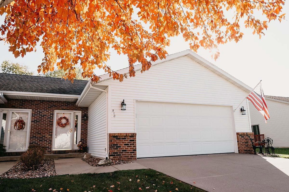 910 Starlite Dr, Holmen, WI 54636 - photo 1