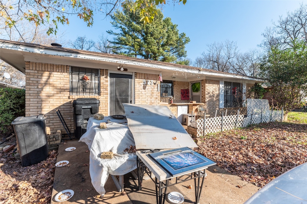 923 Dubois St, Denison, TX 75020 - photo 1