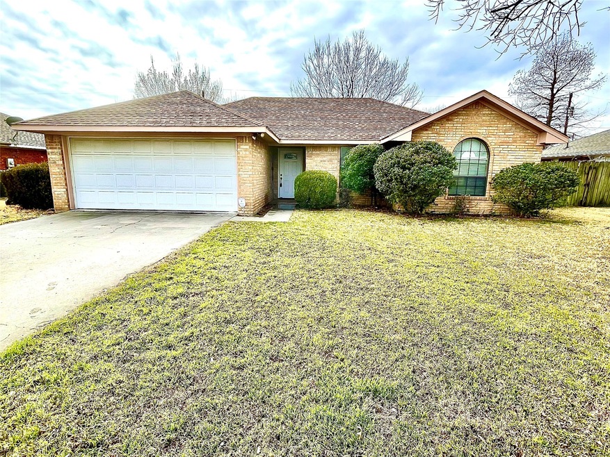 1303 S Howeth St, Gainesville, TX 76240 - photo 1
