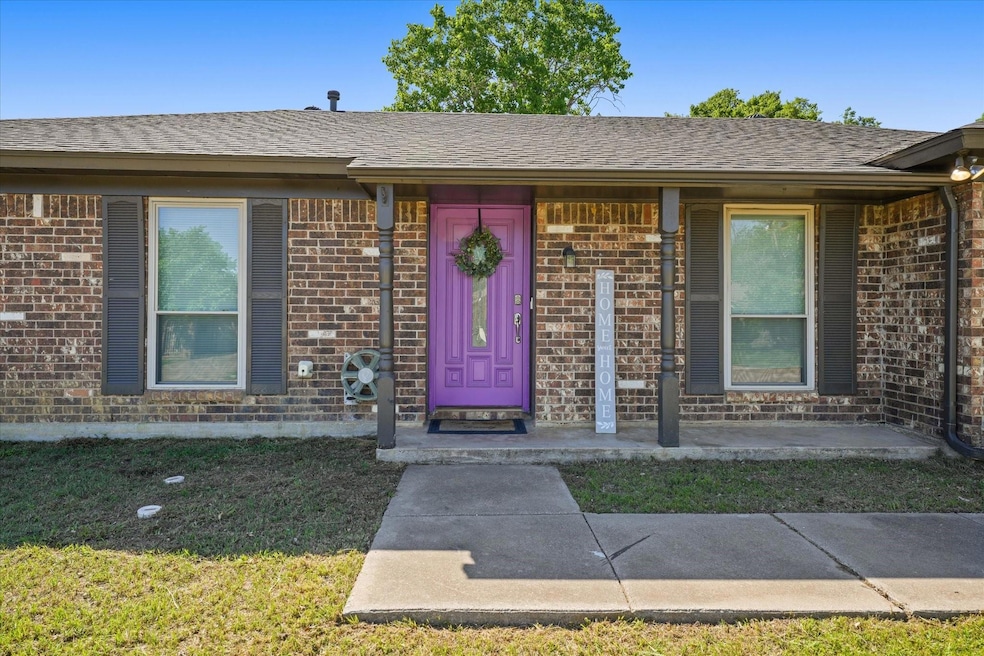 925 Prestwick St, Bedford, TX 76022 - photo 1