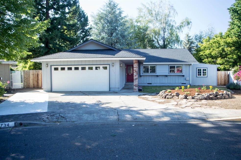 734 Hemlock Ct, Central Point, OR 97502 - photo 1