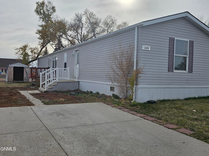 1005 27th St W, Williston, ND 58801 - photo 1