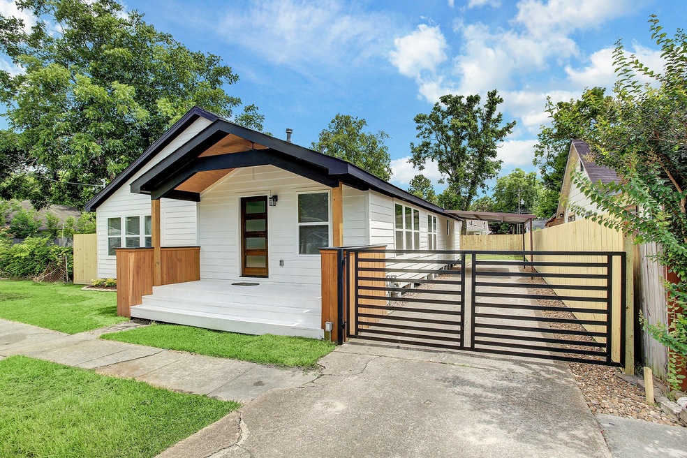 714 Barkley St, Houston, TX 77022 - photo 1