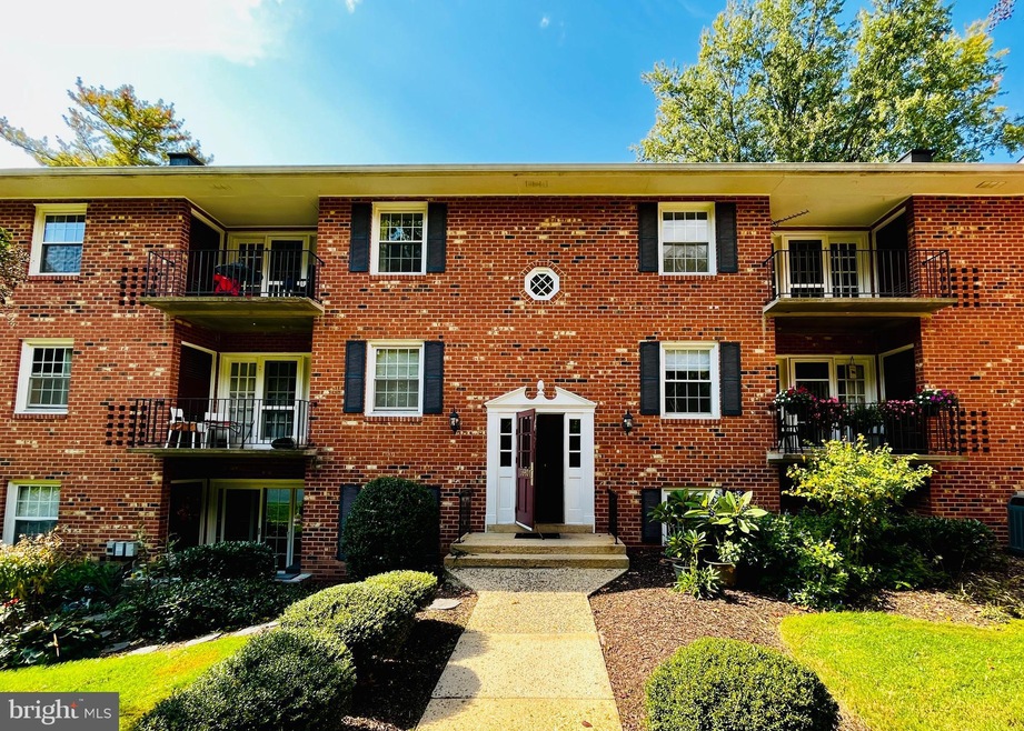 3890 Lyndhurst Dr unit 103, Fairfax, VA 22031 - photo 1