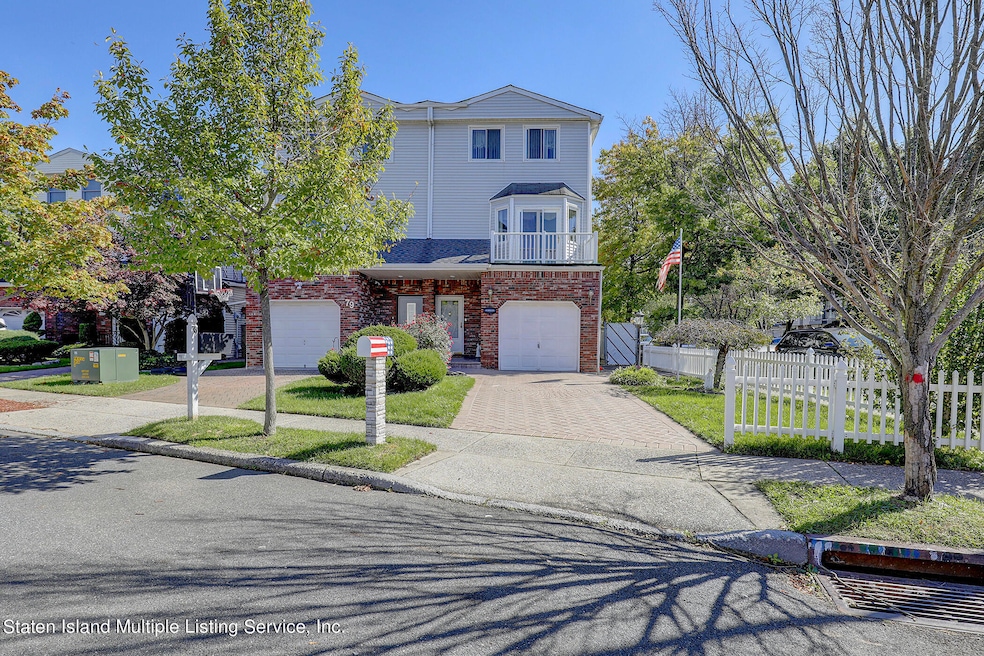81 Dina Ct, Staten Island, NY 10306 - photo 1