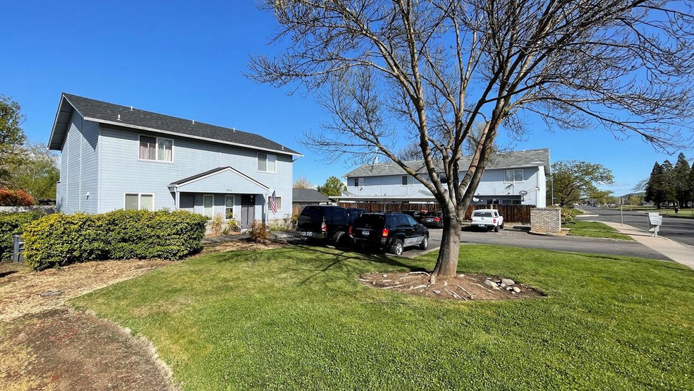 1883 N Keene Way Dr, Medford, OR 97504 - photo 1