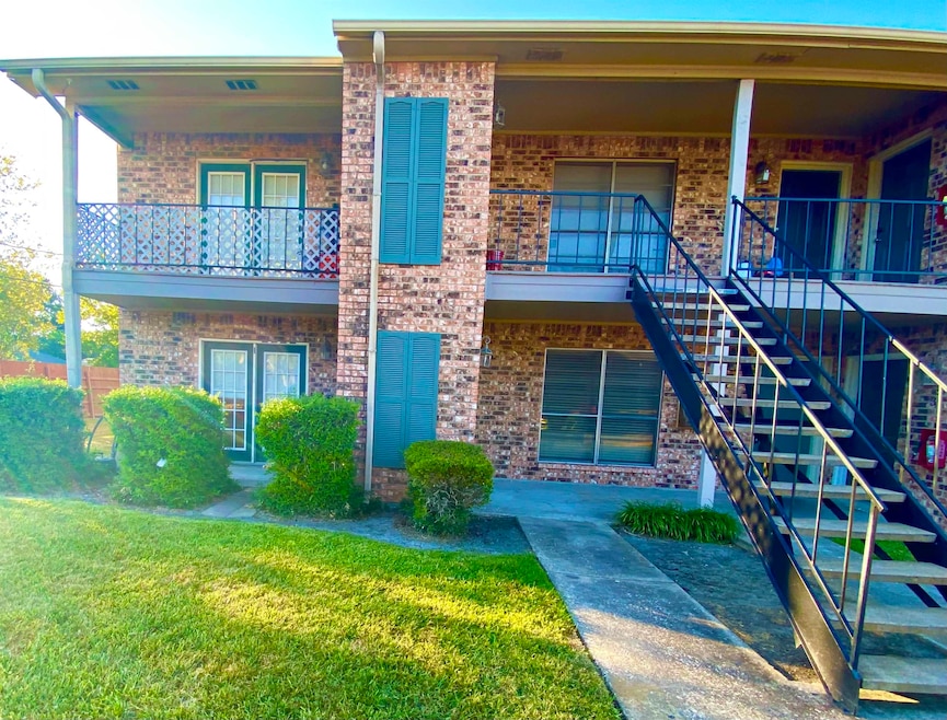 6801 Camden Ln, Groves, TX 77619 - photo 1