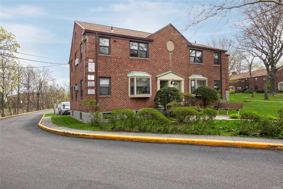 5787 246th Crescent unit Upper, Little Neck, NY 11362 - photo 1
