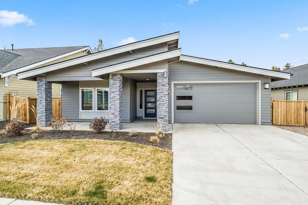 723 NW Rimrock Dr, Redmond, OR 97756 - photo 1