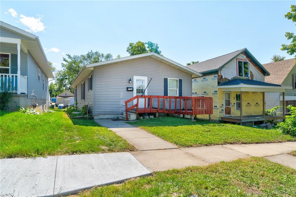 1053 10th Ave SE, Cedar Rapids, IA 52401 - photo 1