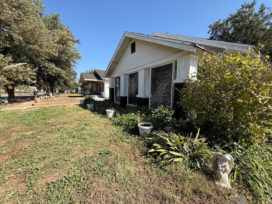 913 N 5th St, Enid, OK 73701 - photo 1