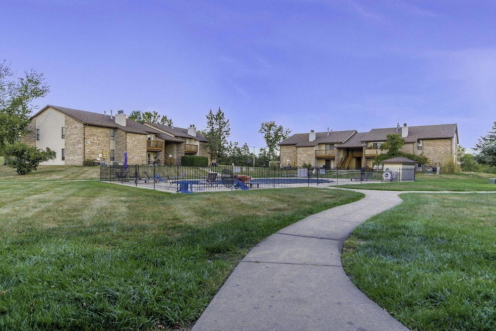 1997 Waterfront Dr N unit D, Columbia, MO 65202 - photo 1
