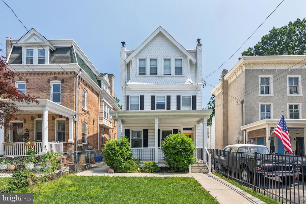 Under Contract $699,900