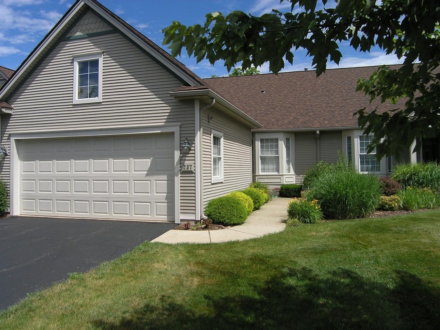 237 Pierce Lake Dr unit 58, Chelsea, MI 48118 - photo 1