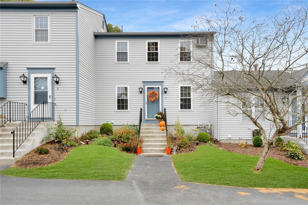 565 Quaker Ln unit 3, West Warwick, RI 02893 - photo 1