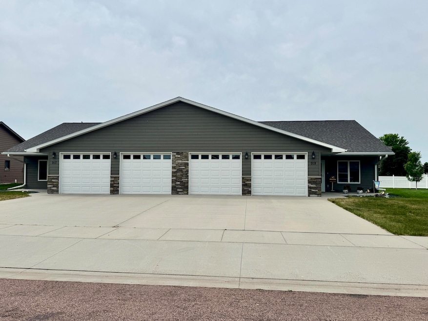 917 W 16th Ave, Mitchell, SD 57301 - photo 1