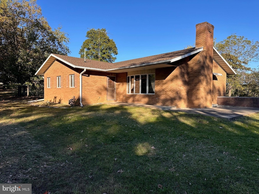 634 Pious Ridge Rd, Berkeley Springs, WV 25411 - photo 1