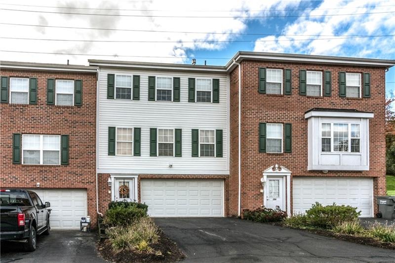 Welcome to 205 Northglen Court.  Located in Treesd