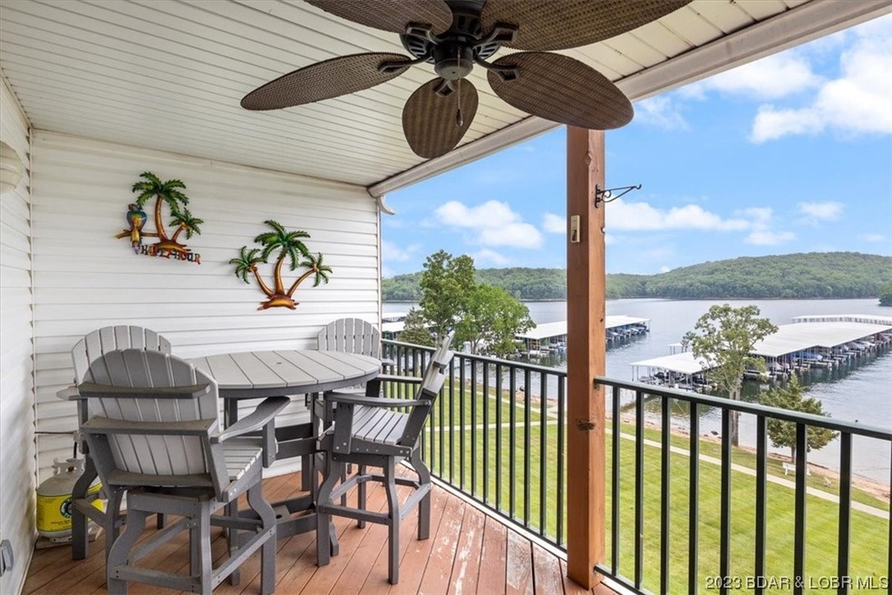 Enjoy watching the boats on the lake from your 3r