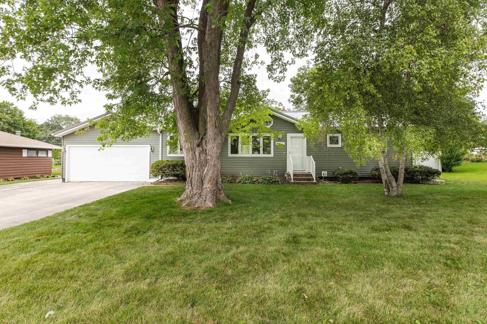 1912 Primrose Dr, Cedar Falls, IA 50613 - photo 1