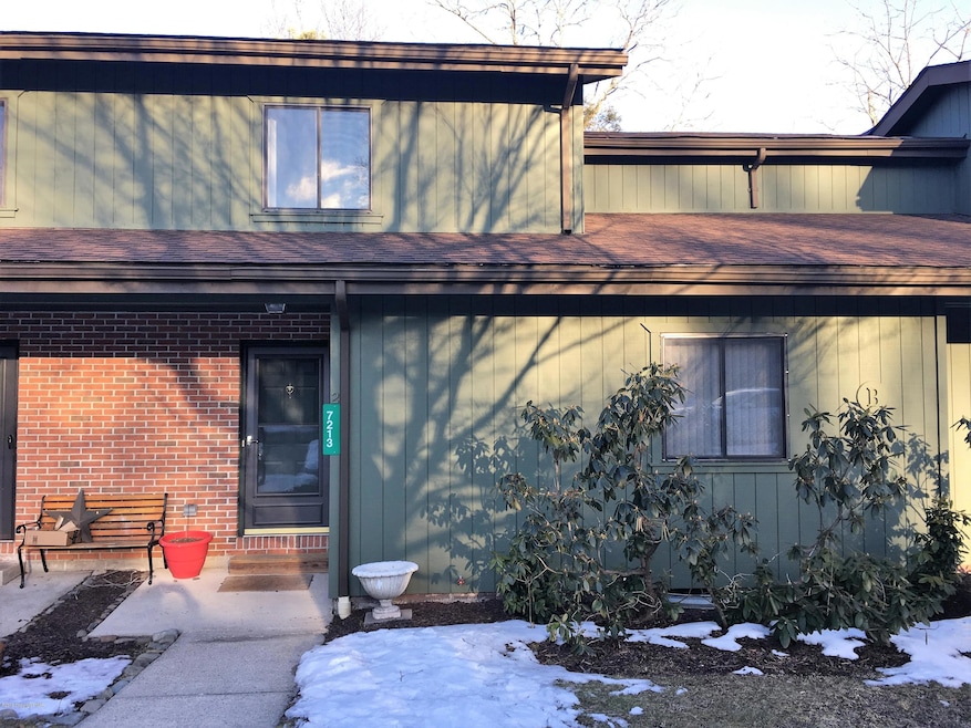 7213 Onawa Ct unit B2, Cresco, PA 18326 - photo 1