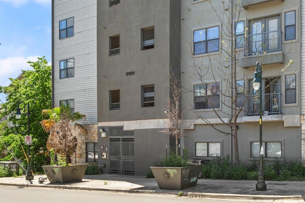 View of apartment building / complex