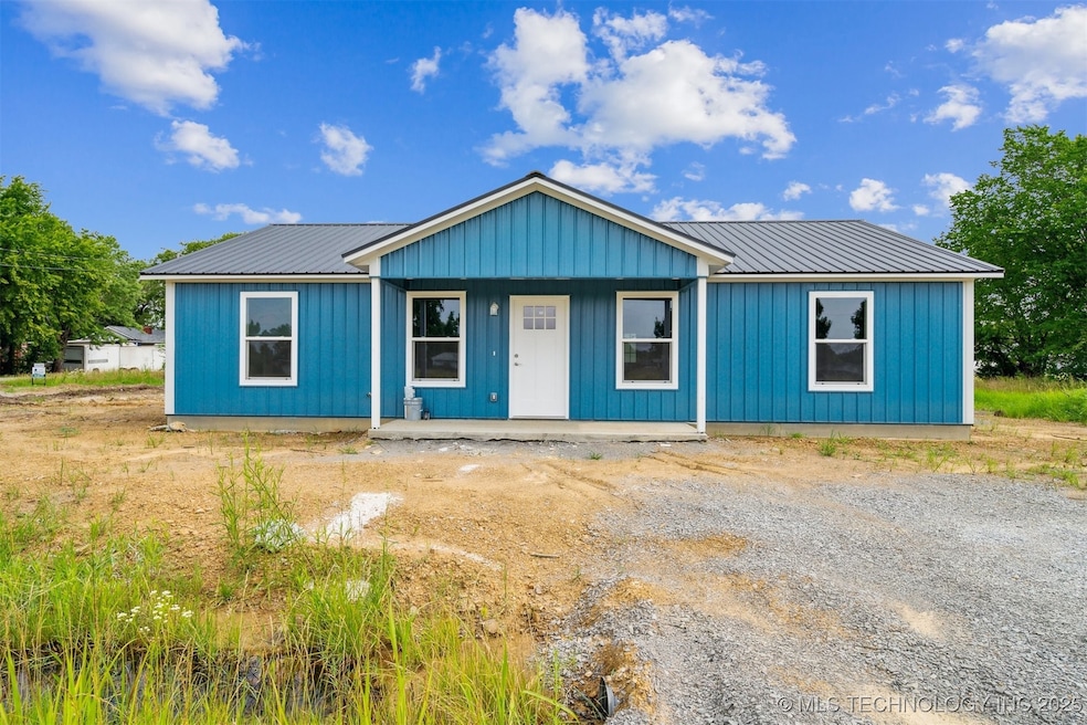 112 E Loy Ave, Chouteau, OK 74337 - photo 1