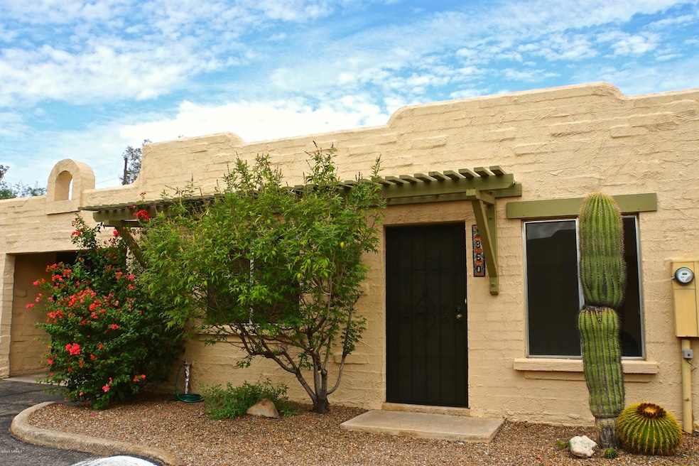 Beautifully landscaped Santa Fe
