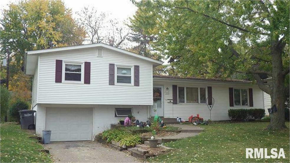 1233 Meadow Lane Dr, Bettendorf, IA 52722 - photo 1