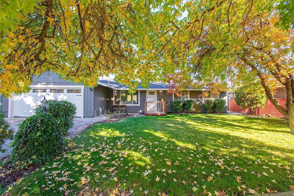 1425 Pleasant St, Medford, OR 97504 - photo 1