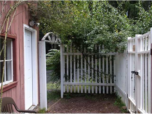 976 Great Hill Rd, Guilford, CT 06437 - photo 1