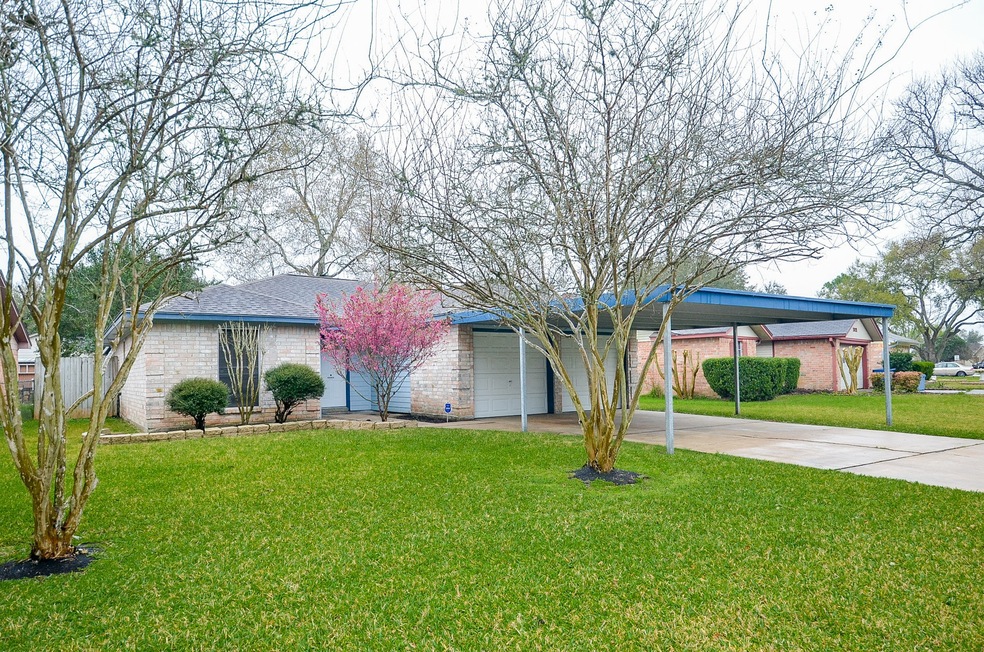 1915 Jones St, Rosenberg, TX 77471 - photo 1