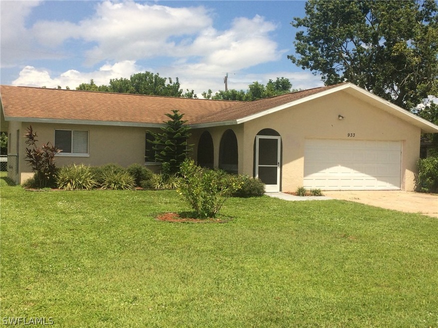 Welcome to your New Home! Great central location with quick easy access to Veterans Pkwy, shopping and dining.